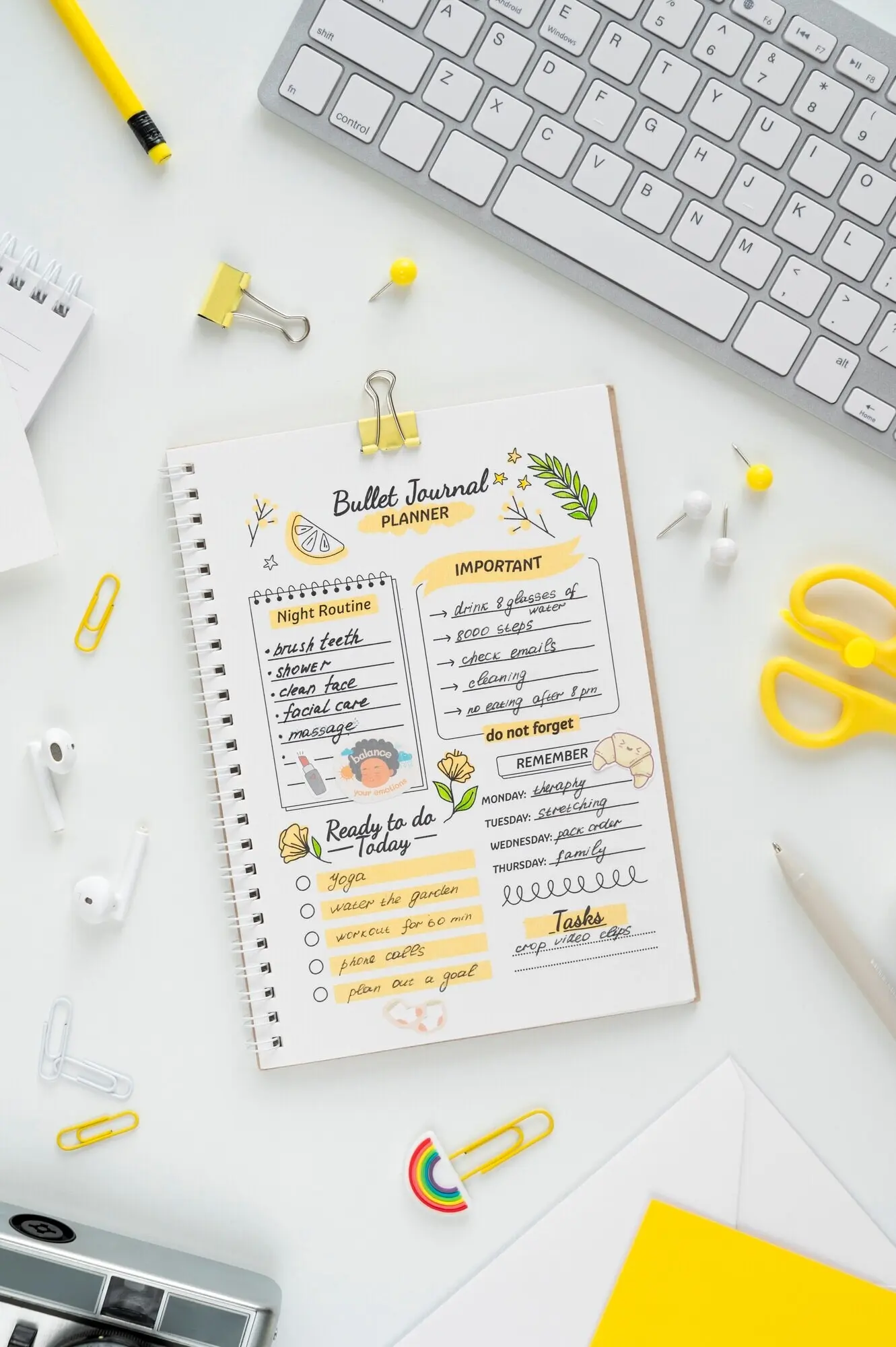 Stillleben eines bunten, überladenen Bullet Journals